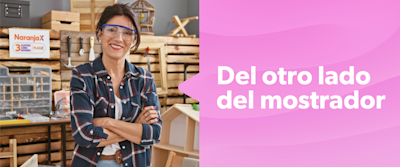 Mujer frente a su negocio 