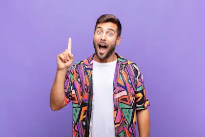 Hombre sorprendido levanta el dedo índice con gesto de idea sobre fondo violeta
