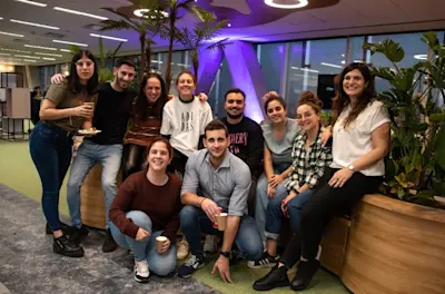 Nxers sonriendo en nuestras oficinas de Casa Naranja X en Plaza Galicia, Buenos Aires. 