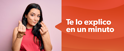 Una joven hace el gesto de dinero con su mano. Tiene cara suspicaz. 