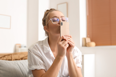 Mujer besa su teléfono celular