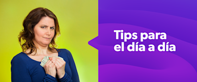 Mujer con billetes en la mano con expresión de no querer soltarlos