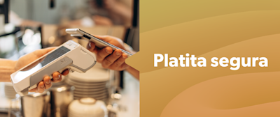 Persona pagando con un celular en una terminal de cobro.