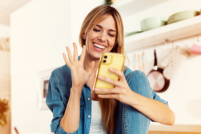 Mujer sonriente usando un celular