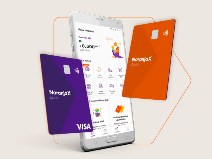 Tarjetas Naranja X de débito y crédito flotando junto a teléfono celular con la app de Naranja X.