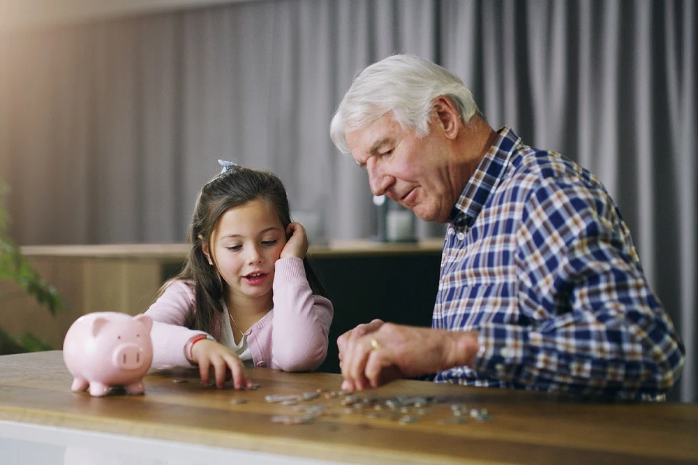 Cómo y cuándo hablar de plata con niños y niñas