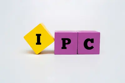 Cubos de colores con las letras IPC sobre fondo gris