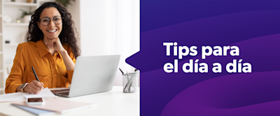 Mujer sonriendo con una computadora delante