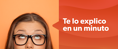 Mujer mirando hacia arriba con cara de duda