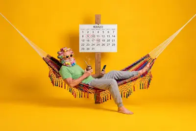 Hombre descansa en una hamaca paraguaya con mate y celular junto a un calendario