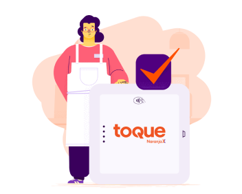 Mujer cobrando con toque de Naranja X.