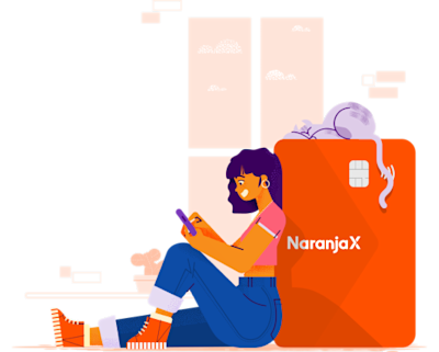 Mujer sonriendo, sentada en el piso y apoyada sobre una tarjeta Naranja X.