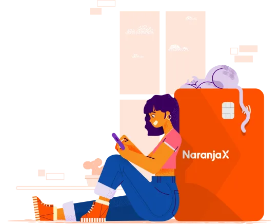 Mujer sonriendo, sentada en el piso y apoyada sobre una tarjeta Naranja X.