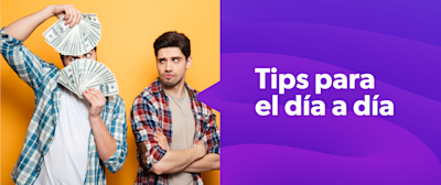 Dos amigos mirándose graciosamente