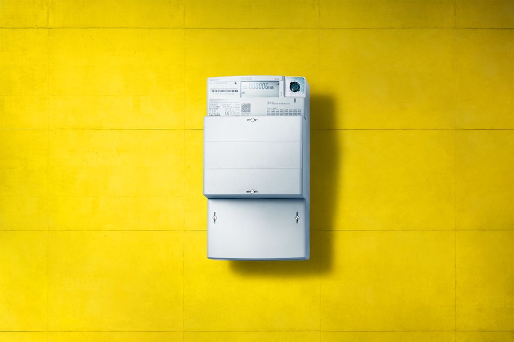 Digitaler Stromzähler, eine moderne Messeinrichtung, an gelber Wand