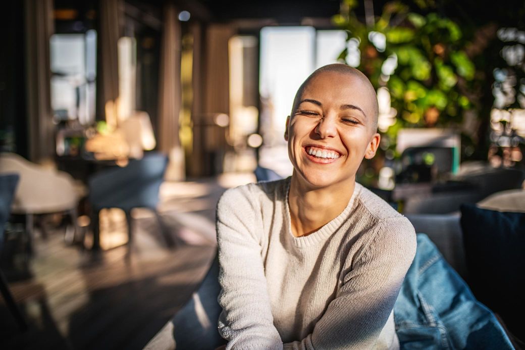 Frau lächelt in der Sonne