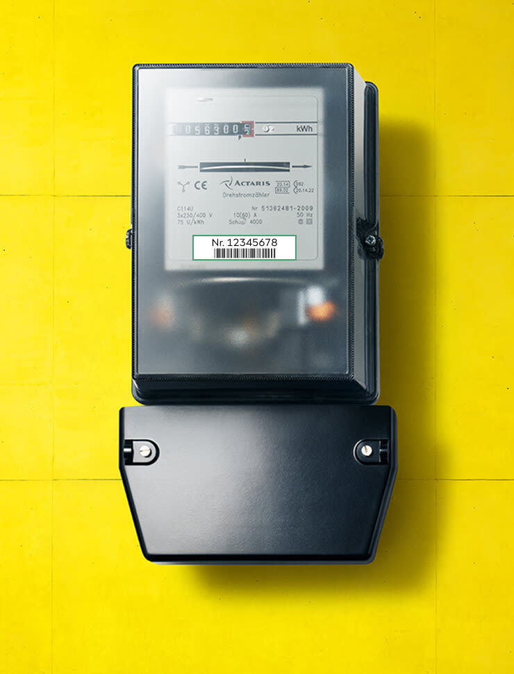 Analoger schwarzer Stromzähler, Ferraris-Zähler, mit Zählernummer