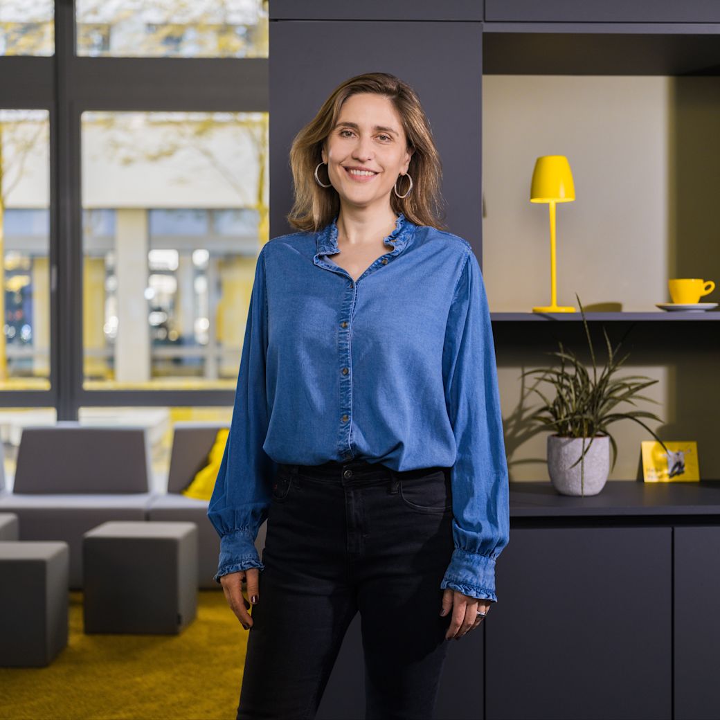 Portrait Foto Yello von Juliane Apel, Leiterin Marke, Kampagne & Marktforschung bei Yello.