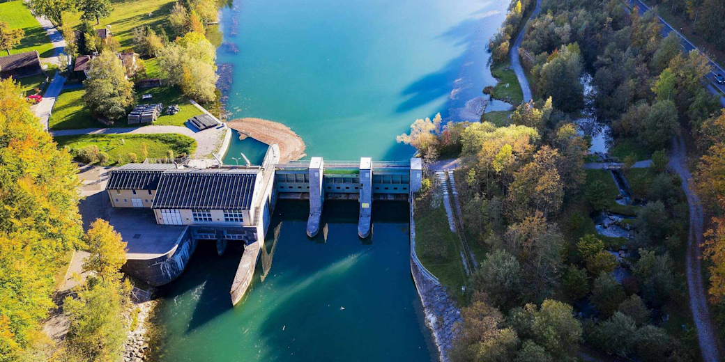 Ein Wasserkraftwerk in Deutschland von oben.