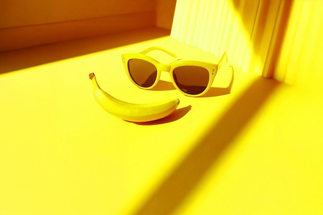 Gelbe Sonnenbrille und Banane
