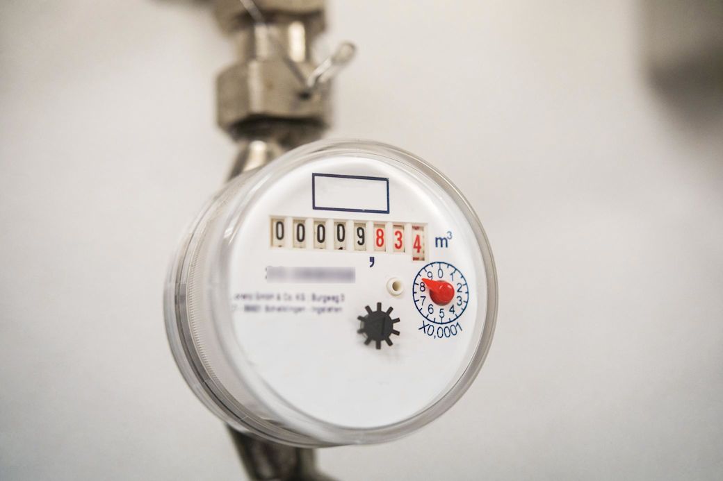 Ein analoger Wasserzähler, der deinen Wasserverbrauch misst