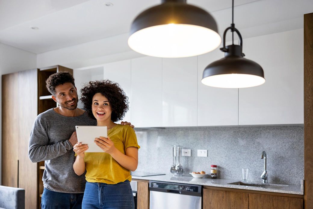 Junges Paar mit Tablet in der Küche