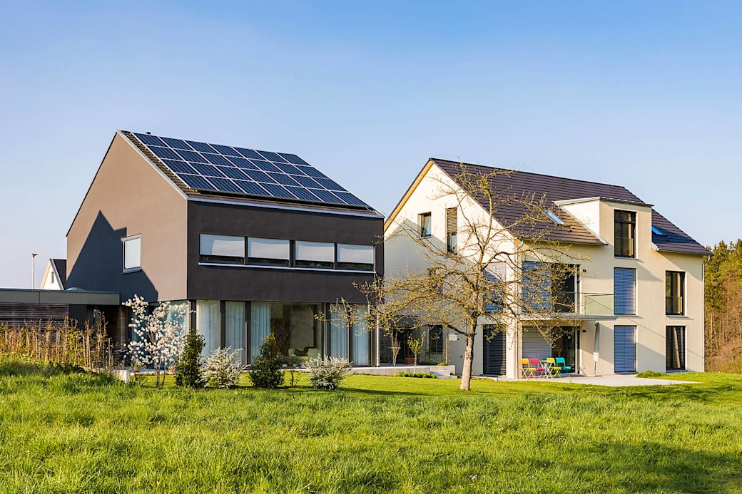 Modernes Haus mit großer Solaranlage 
