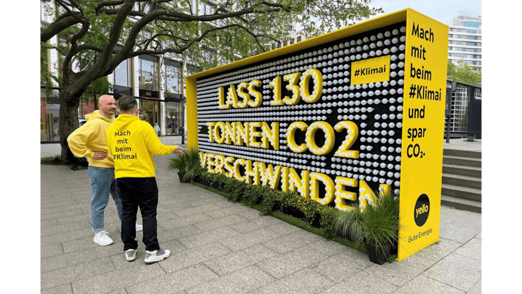 Großes Out-of-Home Werbeschild mit der Aufschrift "Lass 130 Tonnen CO2 verschwinden".