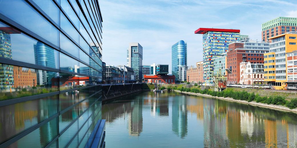 Blick auf den Mediahafen in Düsseldorf mit bunten großen Häusern