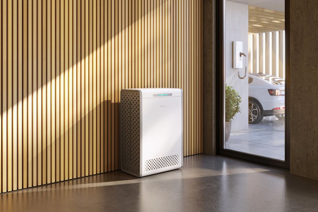 Heimspeicher der Firma Senec im Eingangsbereich, mit E-Auto im Hintergrund