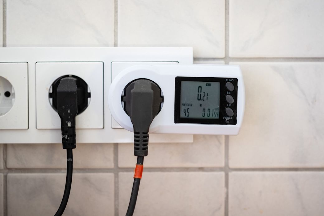 Steckdose mit digitalem Messgerät für den Stromverbrauch 
