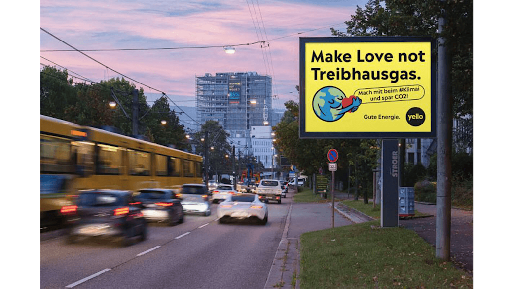 Großes Out-of-Home Werbeschild mit der Aufschrift "Make Love not Treibhausgas.".