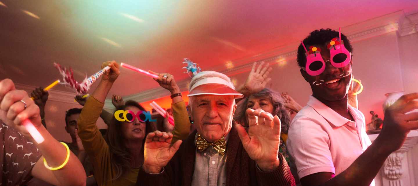 Partyszene mit jungen und alten Menschen