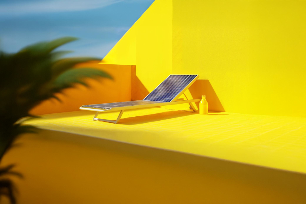 Sonnenliege Liegestuhl auf einer gelben Terrasse mit Solarmodul-Muster - KI generiert