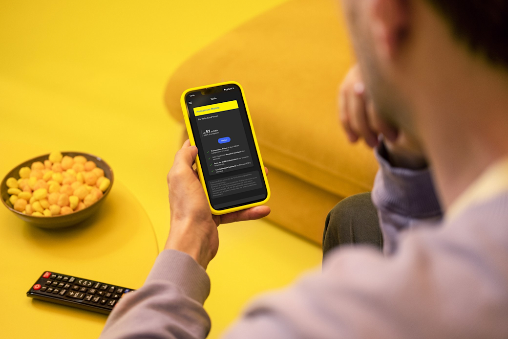 Mann schaut auf seinem Handy seinen Stromverbrauch in der App an