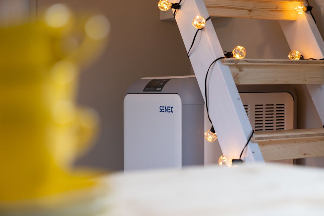 SENEC Stromspeicher für Solaranlagen unter einer Holztreppe