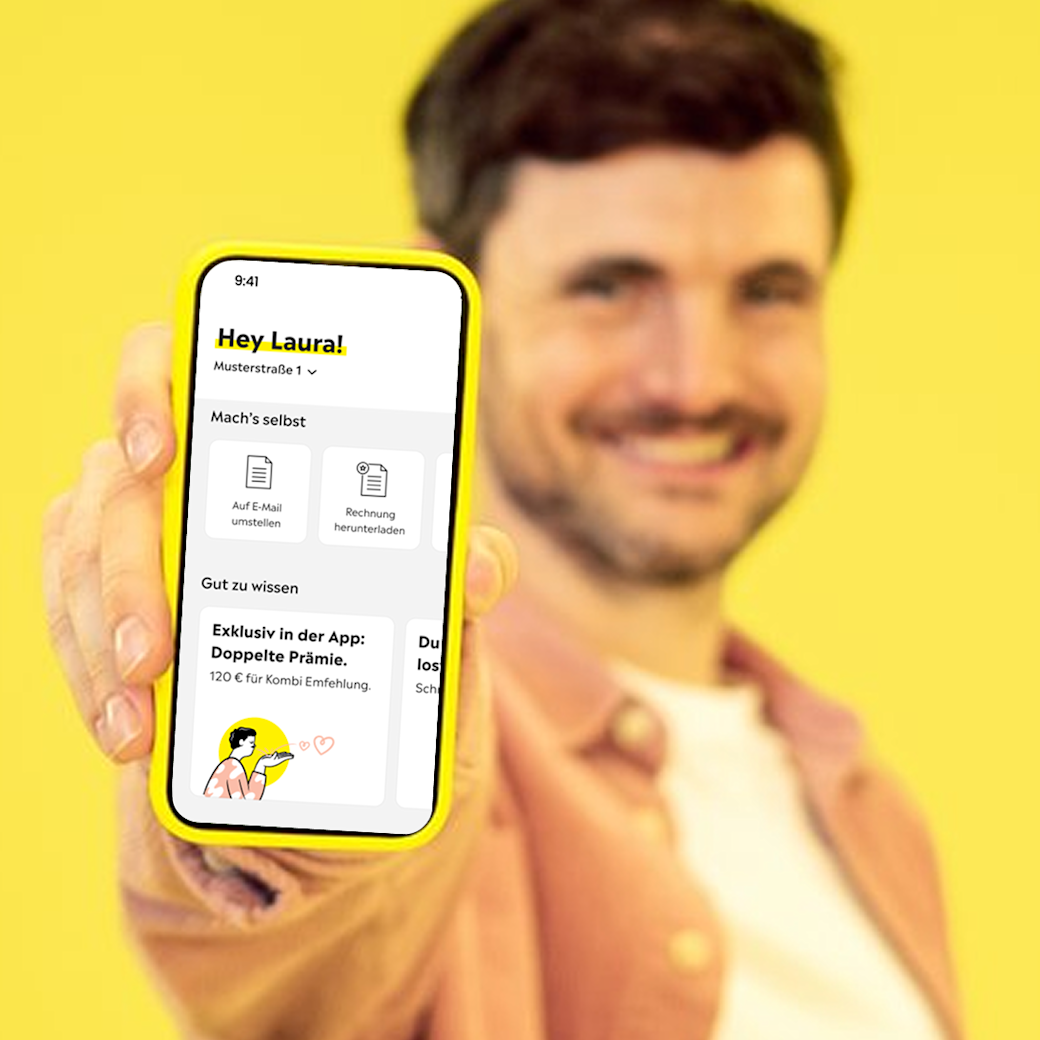 Mann hält lächelnd Handy mit Yello App Screen ins Bild