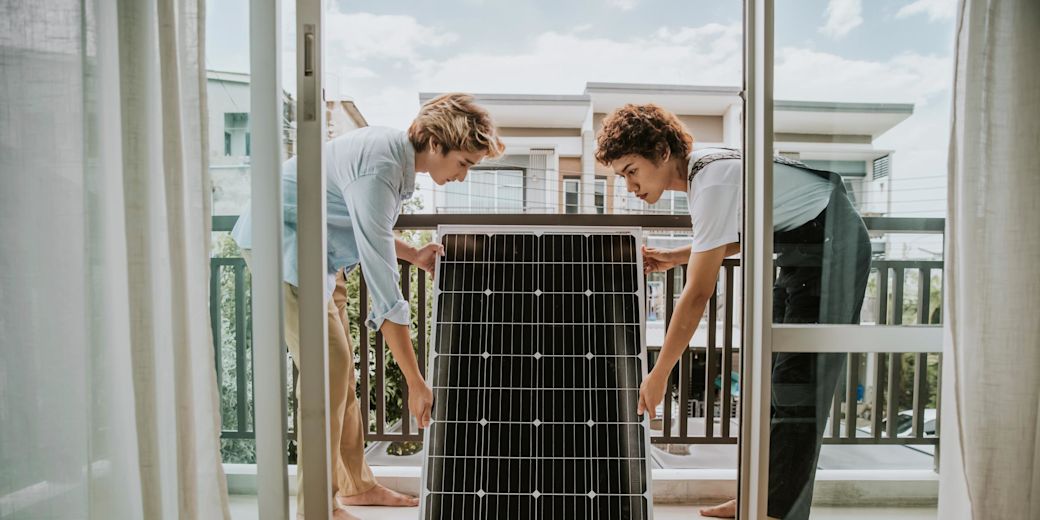 Mehrfamilienhaus mit Wärmepumpe und Balkonsolar.