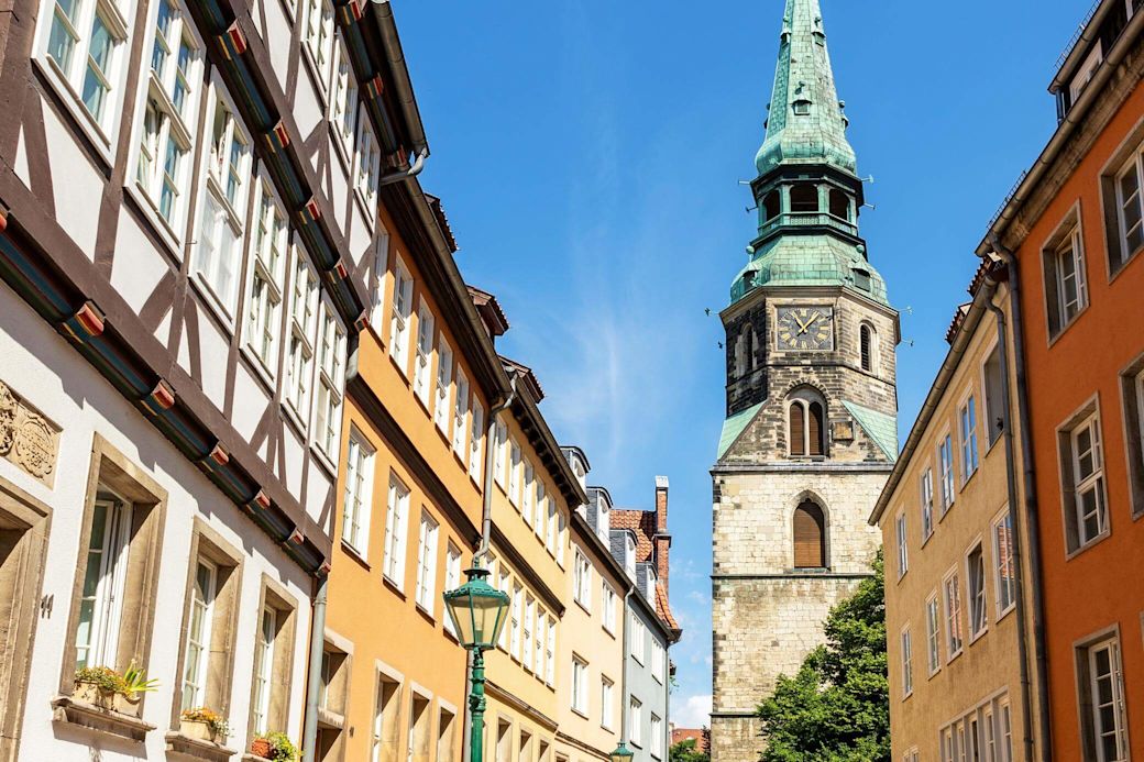 Hannovers Altstadt mit protestantisch-gotischem Stil Kirche Heilig Kreuz und altem Fachwerkhaus.