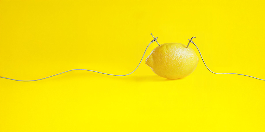 Junges Paar kocht zusammen in gelber Küche