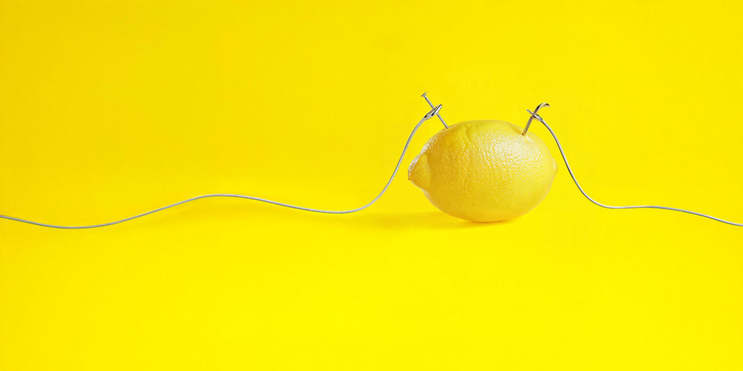 Junges Paar kocht zusammen in gelber Küche