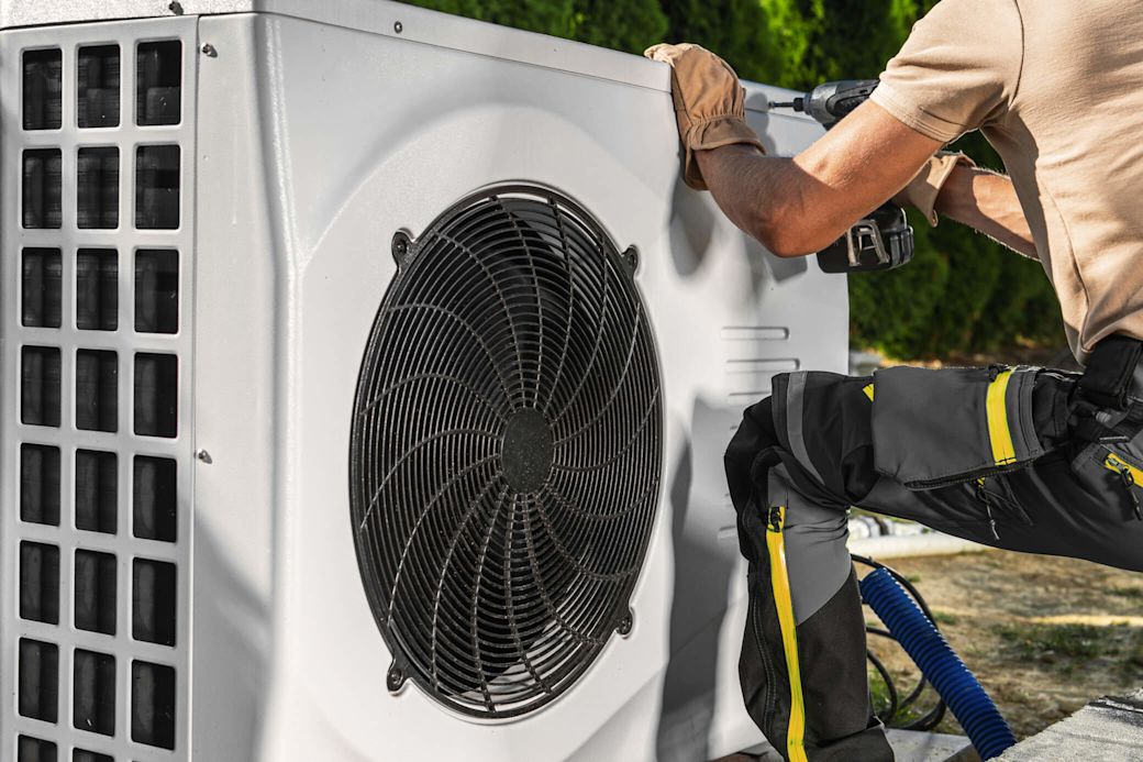 Installateur schließt eine Wärmepumpen-Heizung an