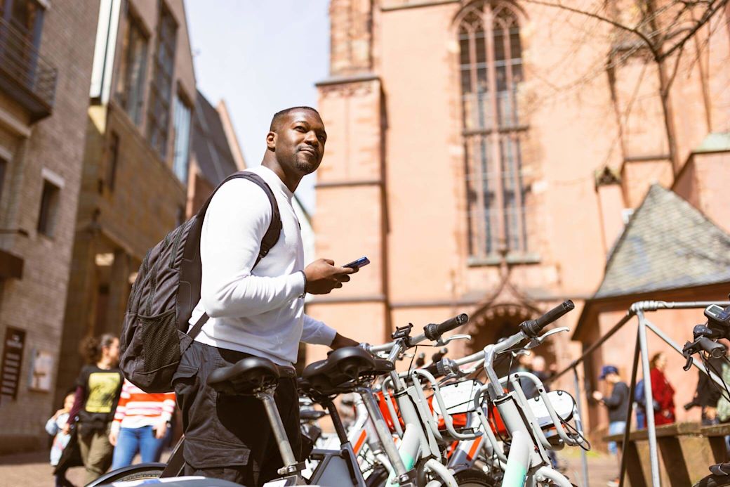 Junger Mann in Frankfurt mit Citybike