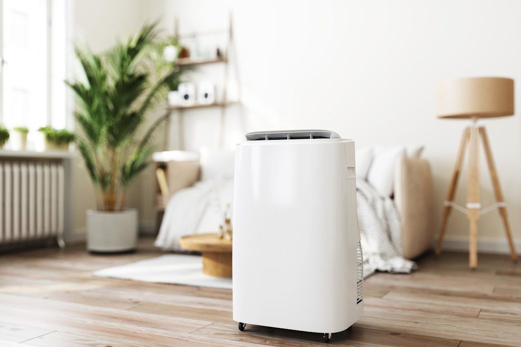 Mobile Klimaanlage in einem Wohnzimmer