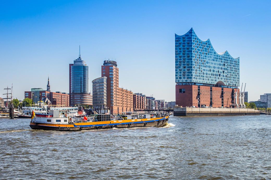 Skyline von Hamburg mit der Elbphilharmonie.