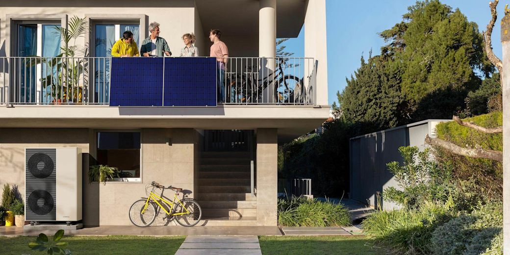 Mehrfamilienhaus mit Wärmepumpe und Balkonsolar.