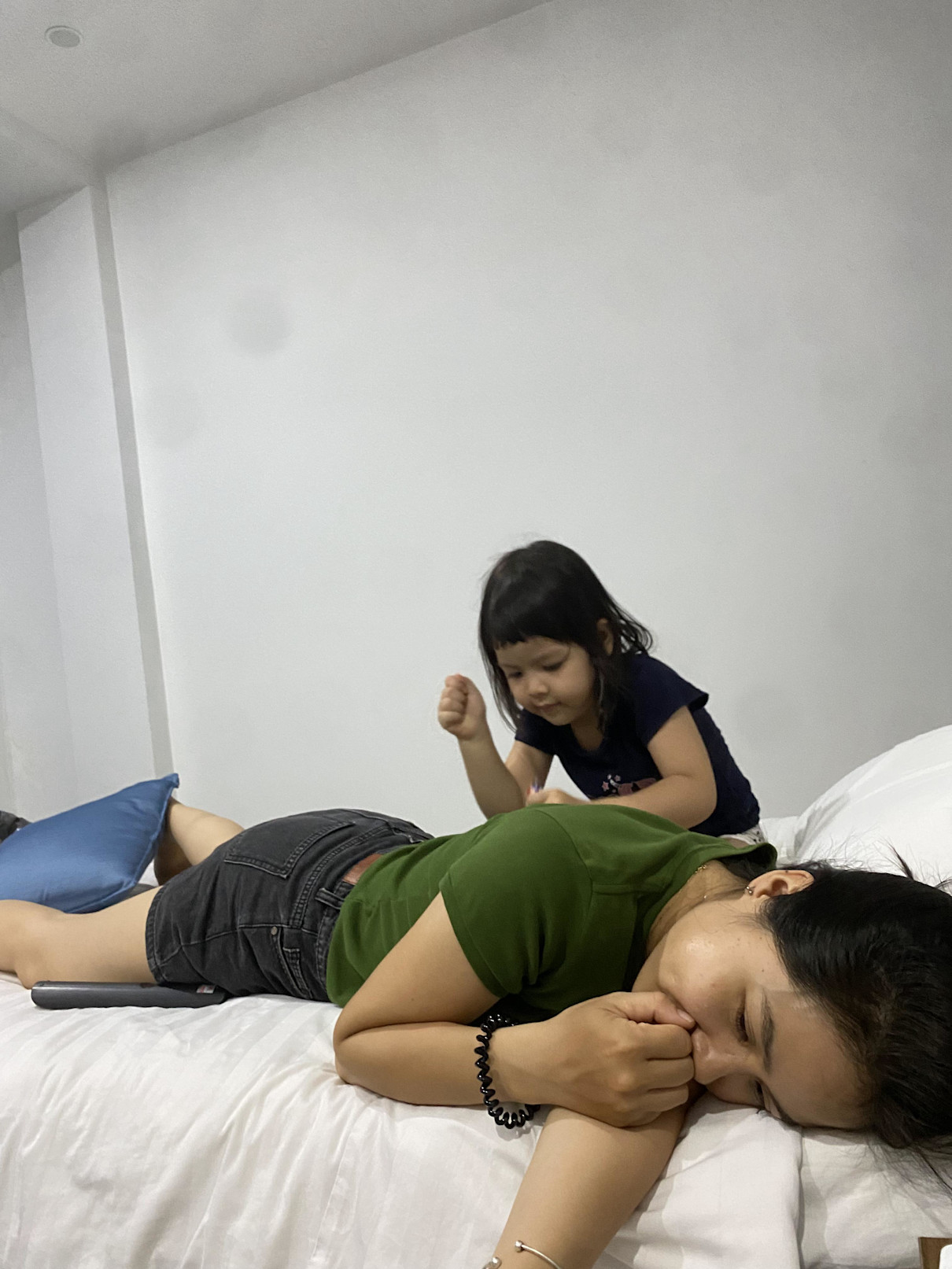 My wife got a special massage from little Sâu 😂
