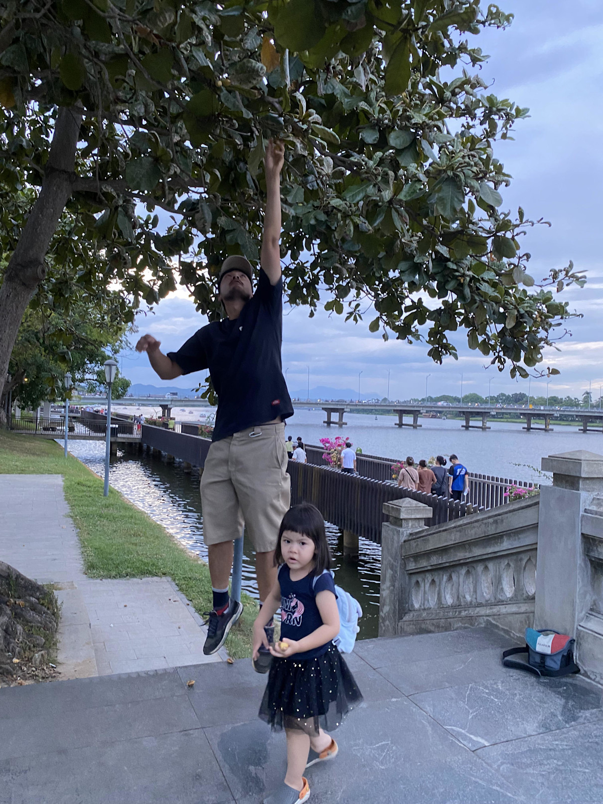 I picked a ''bàng'' fruit for her to eat, but her face didn't look quite right :)))