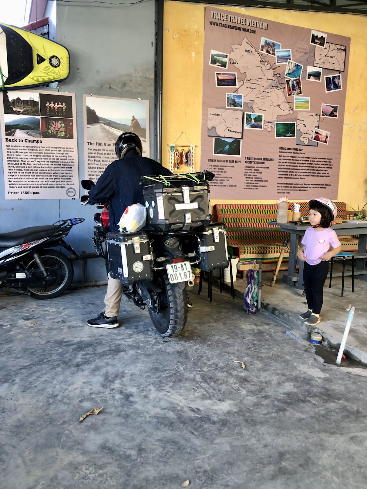 I chose the CBX500, which is a relatively large and heavy bike. The advantage of this powerful machine is that it easily conquers mountainous terrain. And the whole family have boxes... If you are traveling with couples or solo,  110cc- 125cc scooter or semi-automatic scooter still handle it very well.  (Little Sâu still looks sleepy in the photo :))