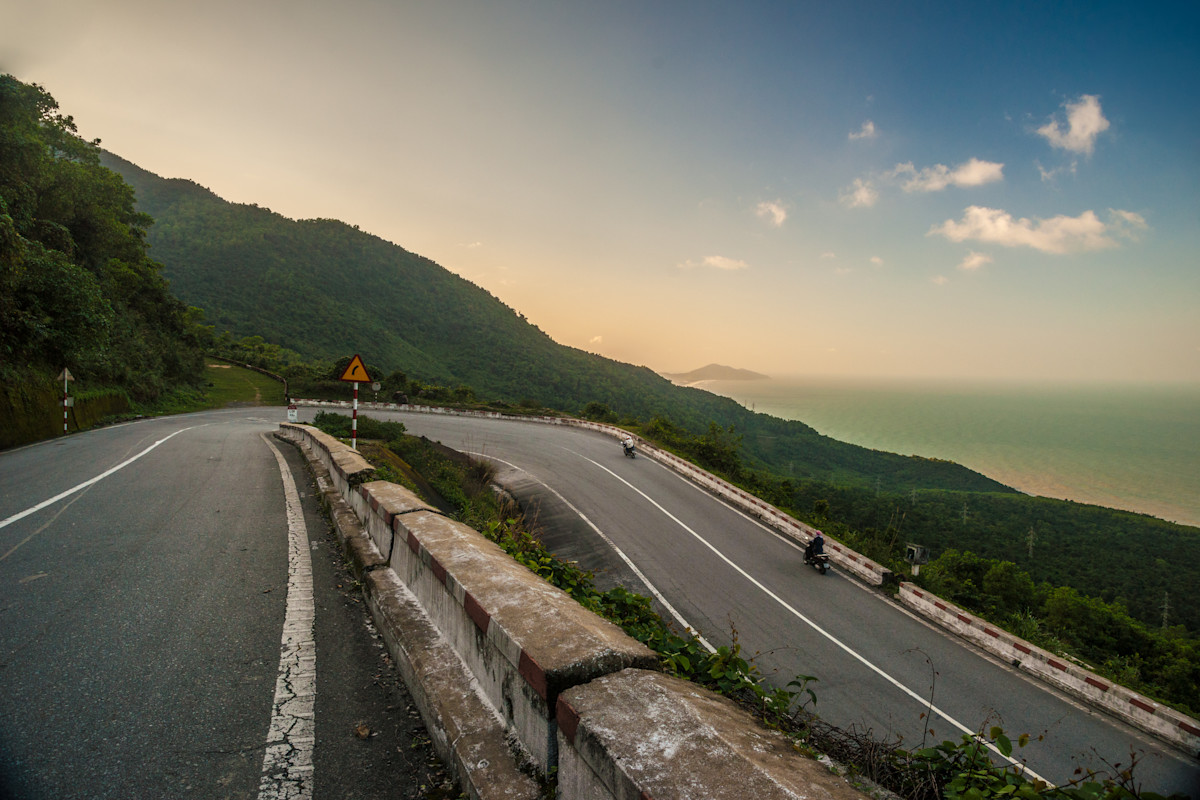 A famous curve on Hai Van pass (Photo: Shutter stock)